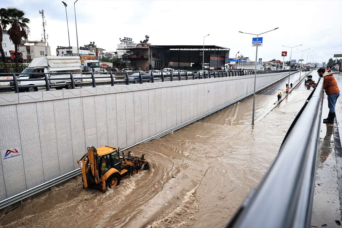 Bir ilimizde sel manzaraları! Yollar göle döndü, ev ve iş yerlerini su bastı 15